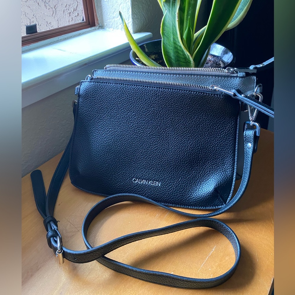 Calvin Klein | Pebbled leather crossbody bag with 2 pouches in gray and black